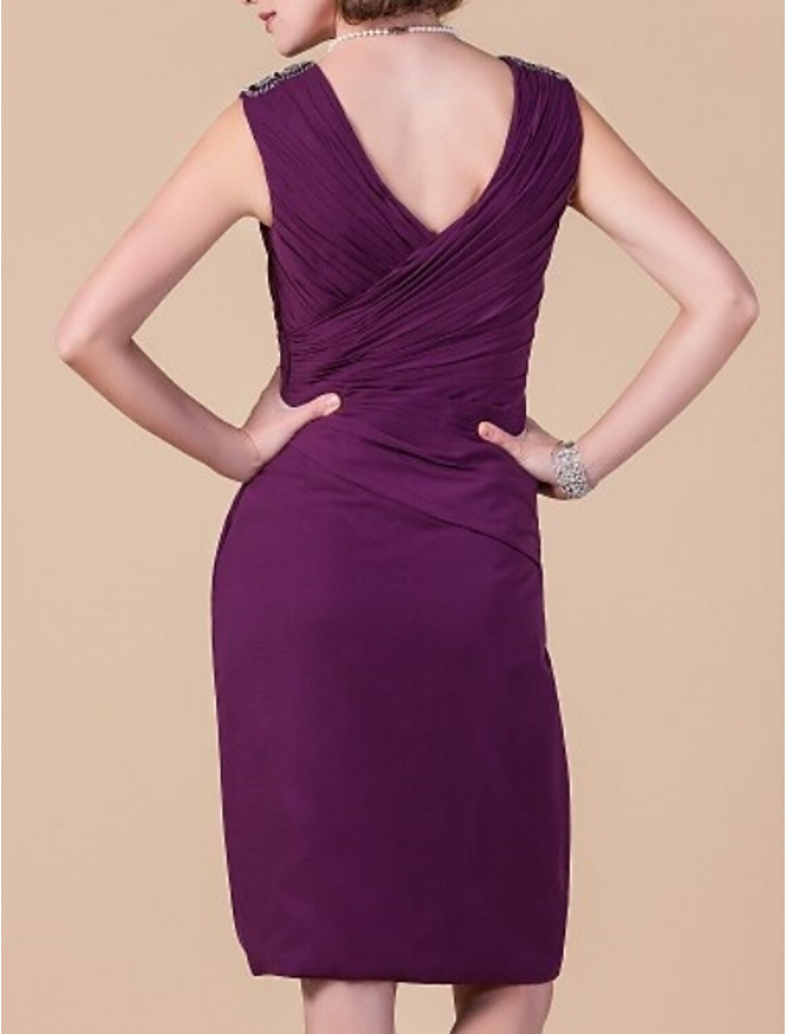 Vestido de madre de la novia con corte tubo/columna, elegante, escote en V, largo hasta la rodilla, de gasa, sin mangas, con cuentas cruzadas y drapeado lateral.