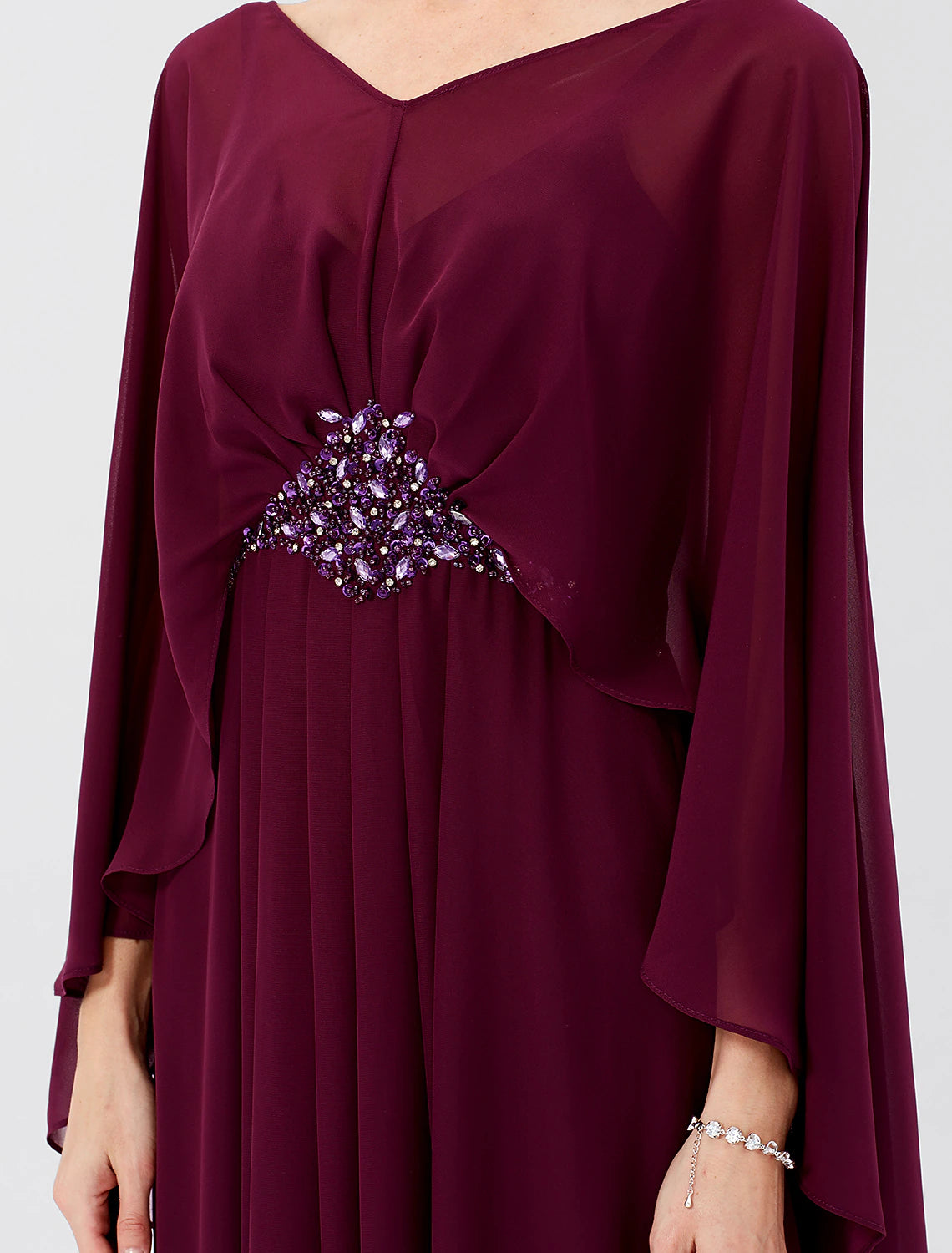 Vestido de madre de la novia con corte tubo/columna, formal, clásico y atemporal, elegante y lujoso, elegante, escote en V, largo hasta el suelo, gasa, manga larga con pliegues y abalorios.