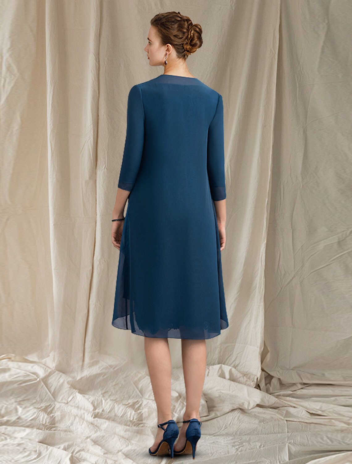 Vestido de dos piezas para madre de la novia, elegante, estilo iglesia, escote en V, largo hasta la rodilla, de gasa, con encaje, media manga, chaqueta y apliques con broche de cristal.