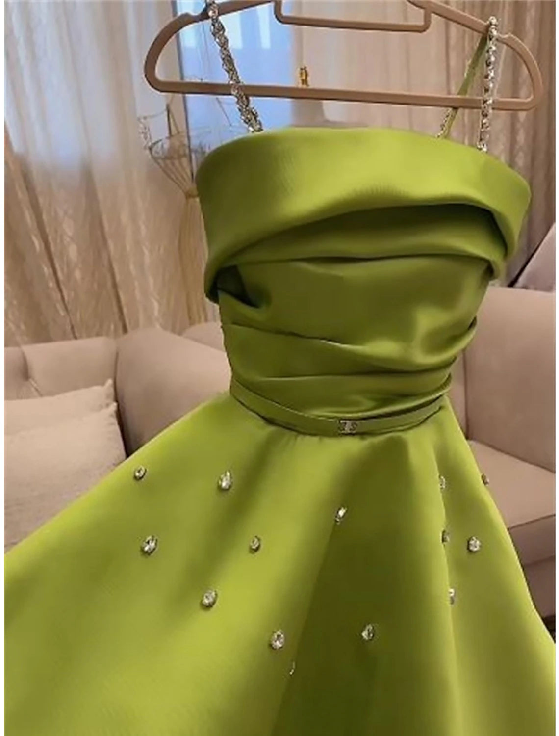 Vestido de noche elegante de corte A, formal, largo hasta el suelo, navideño, rojo y verde, sin mangas, tirantes finos, satén, con pliegues y cristales fruncidos.
