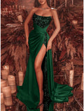 Vestido de noche negro con corte entallado, estilo celebridad, formal, corte en cola, sin mangas, sin tirantes, con lentejuelas y abertura fruncida.
