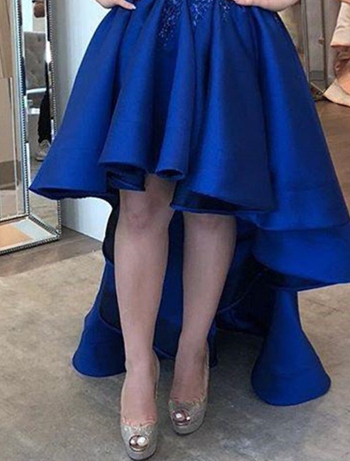 Abiti da ballo a trapezio, asimmetrici, senza maniche, senza spalline, in raso con applicazioni a pieghe, per feste e laurea