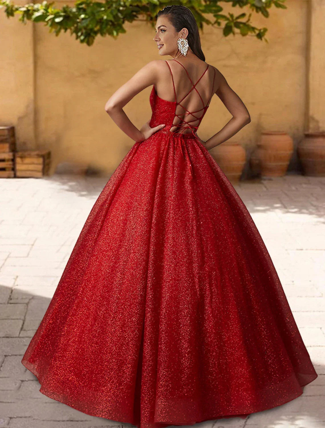 Vestido de quinceañera con brillo y brillo, largo hasta el suelo, sin mangas, tirantes finos, tul con purpurina y pliegues cruzados.