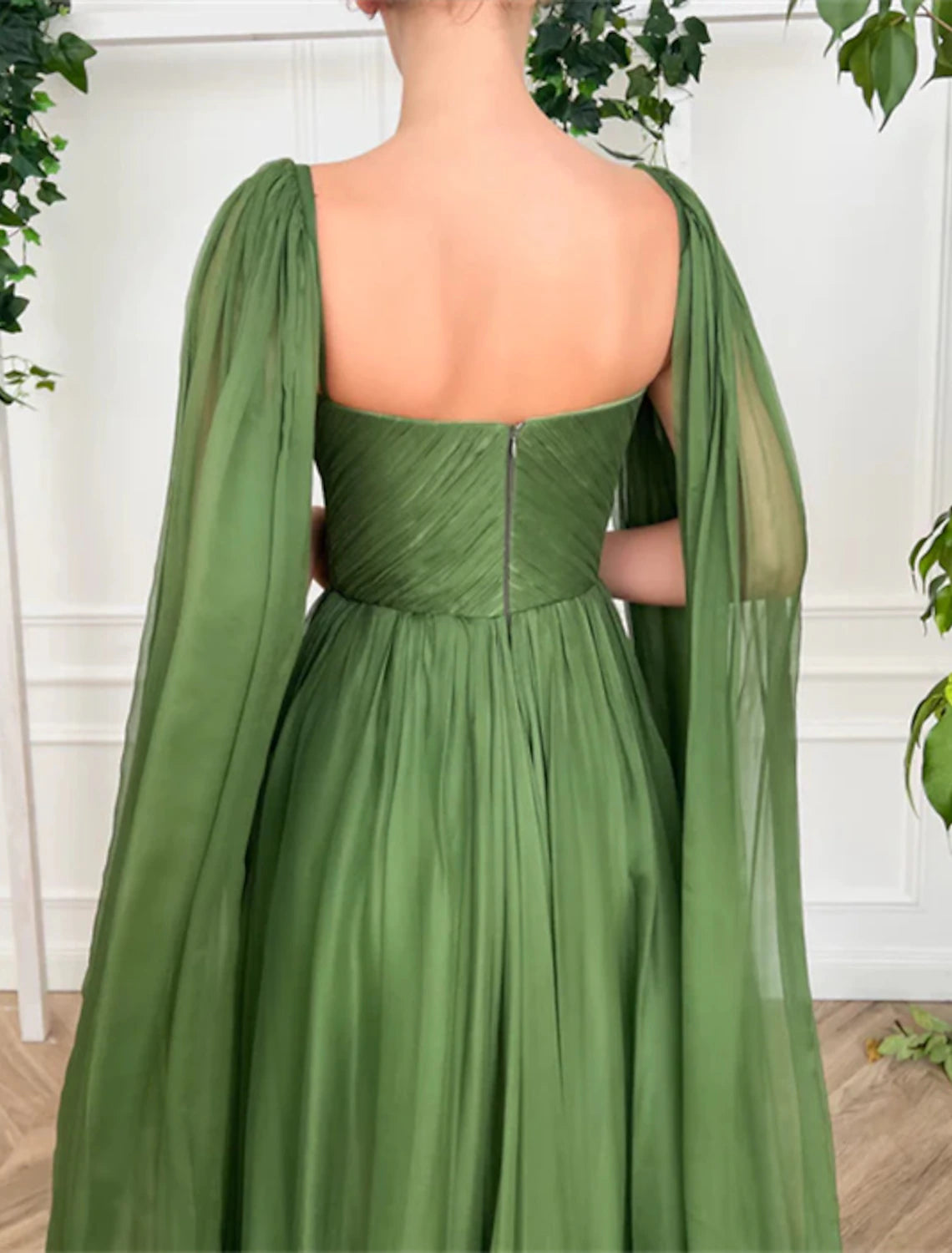 Abito da sera a trapezio, elegante, da cerimonia, con strascico, senza maniche, scollo a V, in chiffon con arricciature.