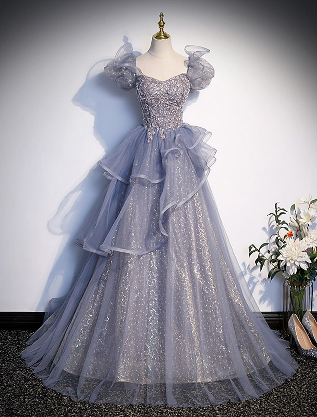 Vestido de quinceañera estilo princesa, largo hasta el suelo, manga corta, escote cuadrado, tul con cristales y volantes.