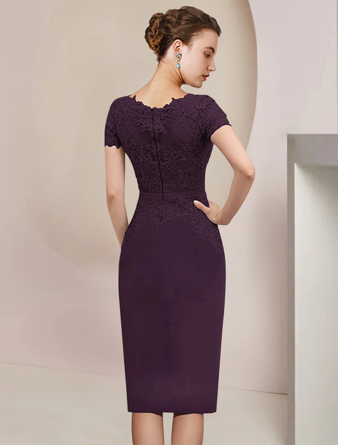 Vestido de dos piezas tipo tubo para madre de la novia, elegante, con escote en V, largo hasta la rodilla, de gasa, con encaje, manga corta y chaqueta con apliques.