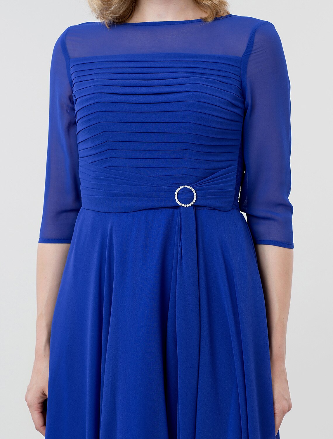 Abito da sera elegante a trapezio, da cerimonia, con scollo a barca, maniche a 3/4, lunghezza tè, in georgette con spilla di cristallo arricciata 2025 / maniche trasparenti