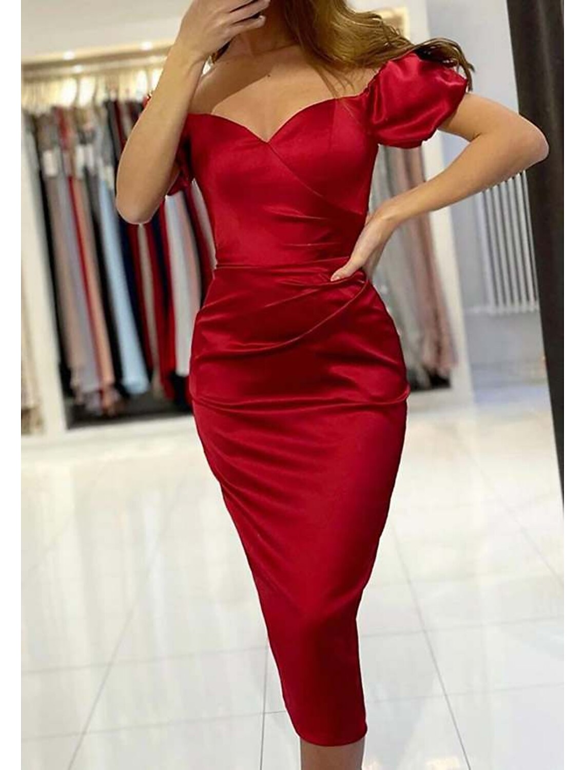 Vestidos de cóctel de corte tubo/columna, vestido minimalista para invitadas de boda, fiesta de bodas, largo hasta la rodilla, manga corta, hombros descubiertos, charmeuse con fruncido