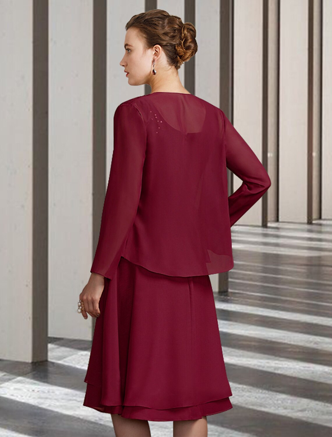 Vestido de dos piezas para madre de la novia, estilo columna/vestido estilo iglesia, elegante, escote redondo, largo hasta la rodilla, de gasa, con encaje, manga larga y volantes con apliques.
