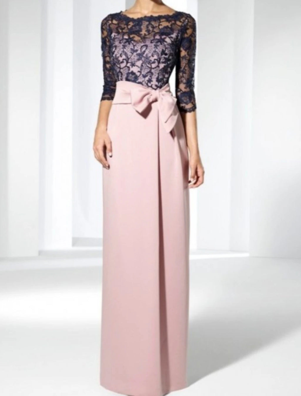 Abito da cerimonia per la madre della sposa, a tubino, elegante, con scollo a gioiello, lunghezza al pavimento, in raso e pizzo, manica a 3/4 con fiocco/i