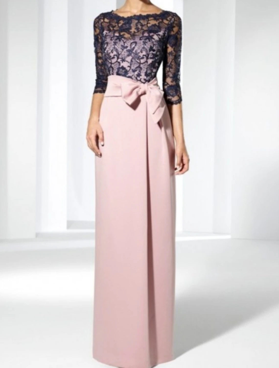 Abito da cerimonia per la madre della sposa, a tubino, elegante, con scollo a gioiello, lunghezza al pavimento, in raso e pizzo, manica a 3/4 con fiocco/i