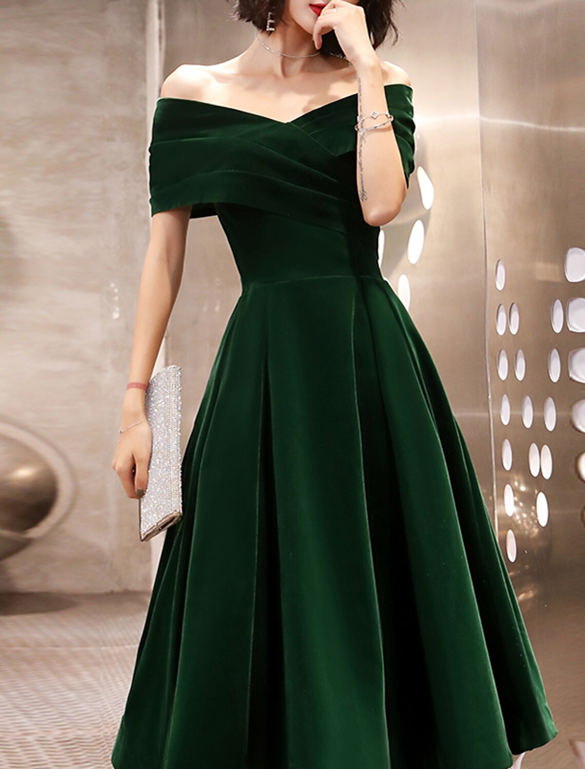 Vestido de fiesta de cóctel minimalista elegante de corte A con hombros descubiertos, manga corta, corto/mini, de terciopelo con pliegues entrecruzados.