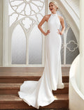 Vestidos de novia informales con espalda descubierta y cola de corte, corte tubo/columna, tirantes finos, cuello halter, satén y pliegues.