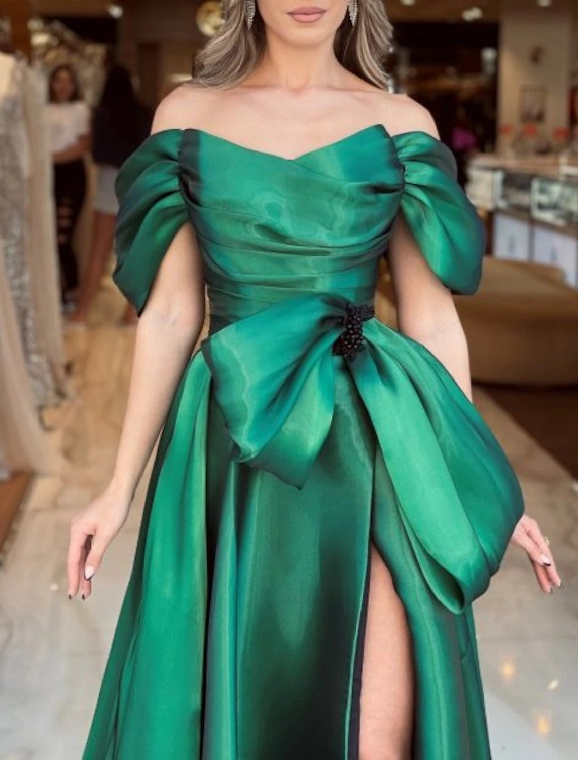 Vestido de noche de corte A, vestido de fiesta, vestido brillante y resplandeciente, vestido formal para recepción de boda, cola capilla, manga corta, hombros descubiertos, satén con lazo(s), fruncido y cuentas