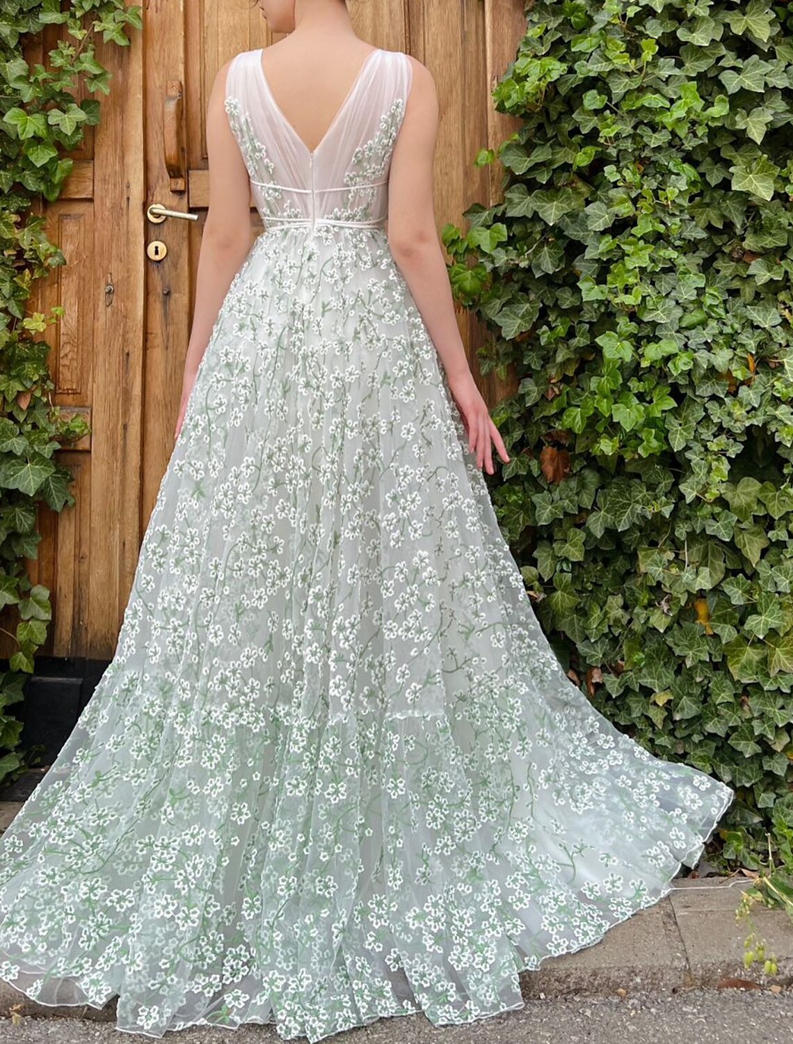 Abito da sera a trapezio con scollo a V, in tulle con spalline, senza maniche, con scollo a V e strascico a ruota