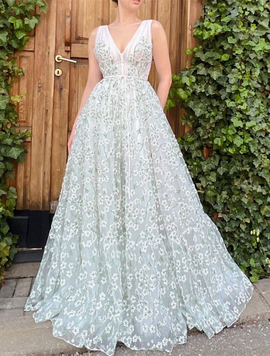 Vestido de noche de corte A, floral, para boda, con cola larga y escote en V, sin mangas, de tul con tiras