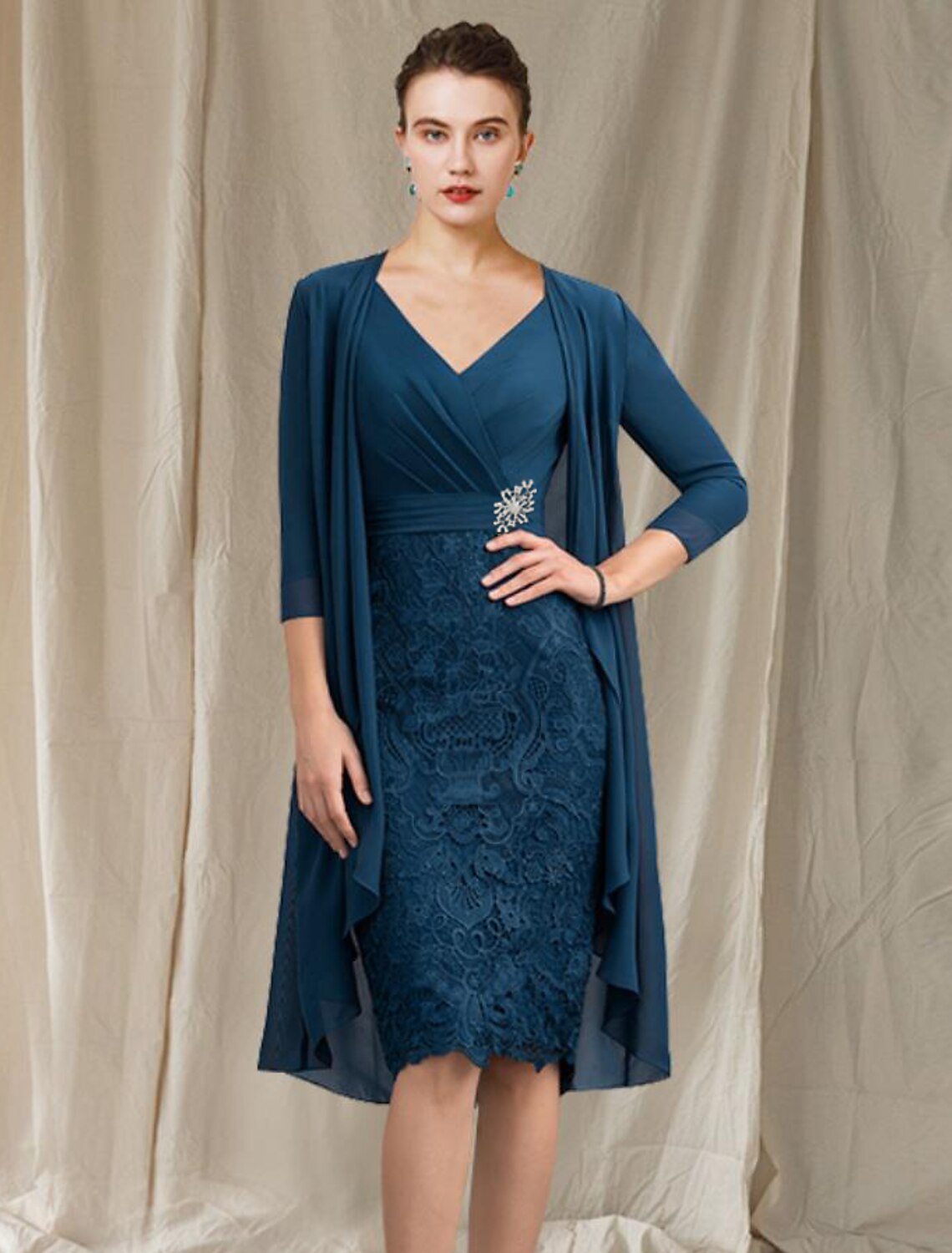 Vestido de dos piezas para madre de la novia, elegante, estilo iglesia, escote en V, largo hasta la rodilla, de gasa, con encaje, media manga, chaqueta y apliques con broche de cristal.