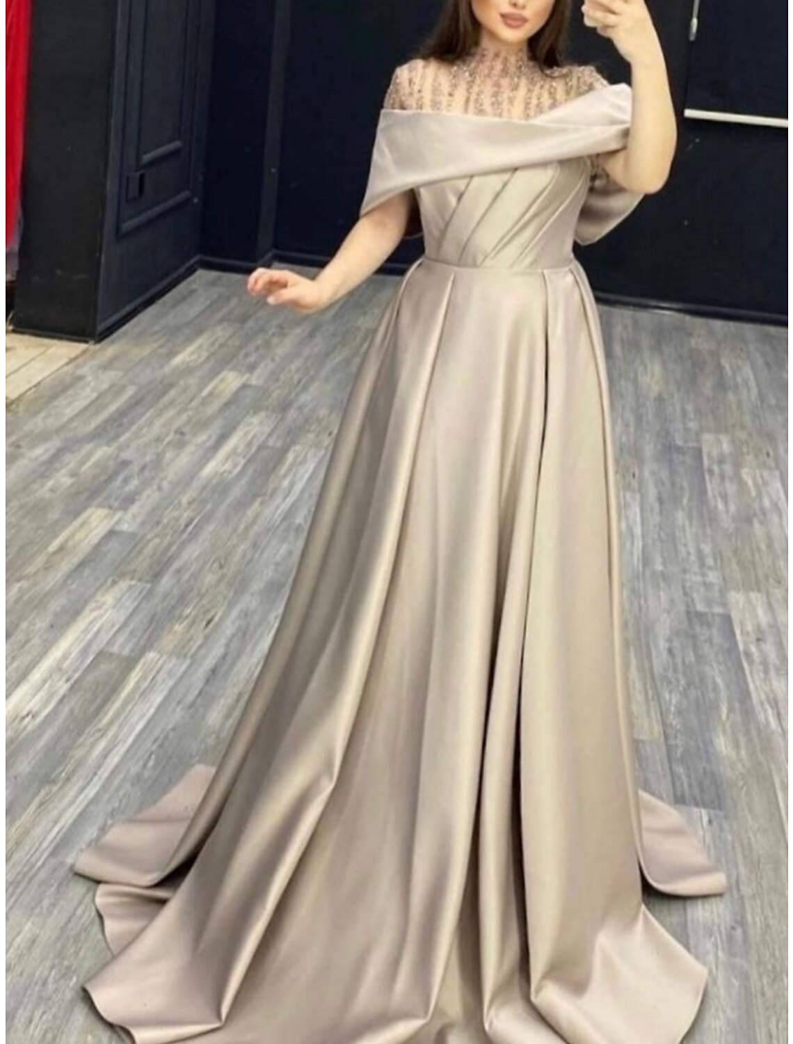 Vestido de noche elegante de corte A, formal, con cola larga y mangas cortas, cuello alto, satén con pliegues y cristales.
