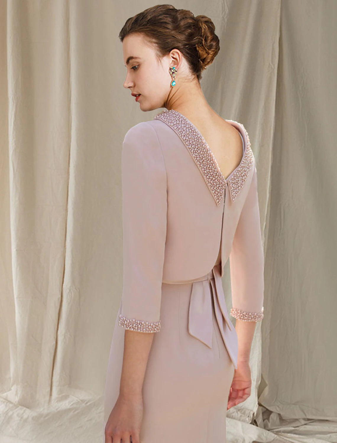 Vestido de dos piezas estilo sirena/trompeta para madre de la novia, elegante, estilo iglesia, alto bajo, cuello cuadrado, asimétrico, largo hasta la rodilla, de gasa, sin mangas, chaqueta corta, con perlas y abalorios.