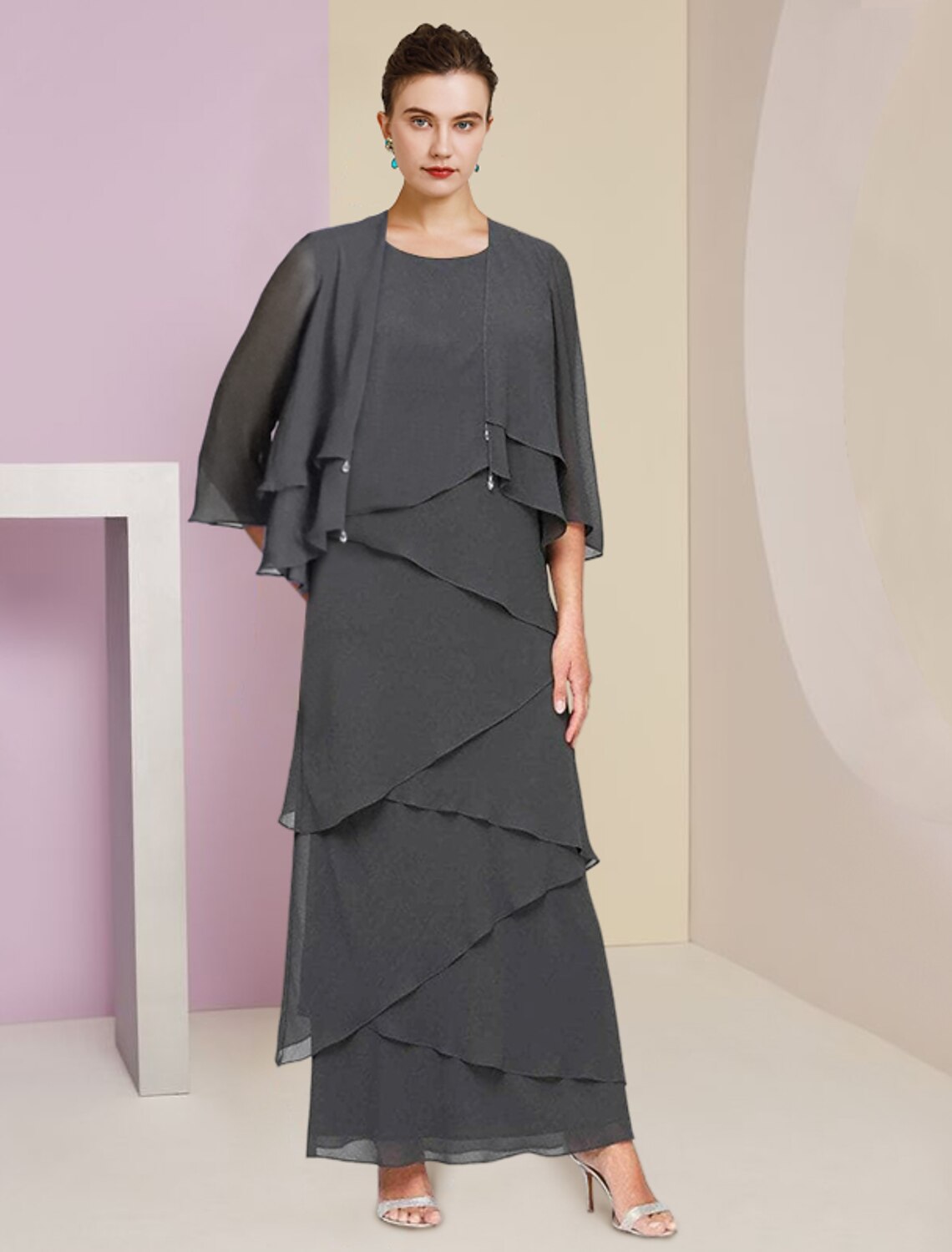 Vestido de madre de la novia con corte tubo/columna, elegante, para invitada de boda, escote redondo, largo hasta los tobillos, de gasa, sin mangas, cruzado, con volantes en cascada.