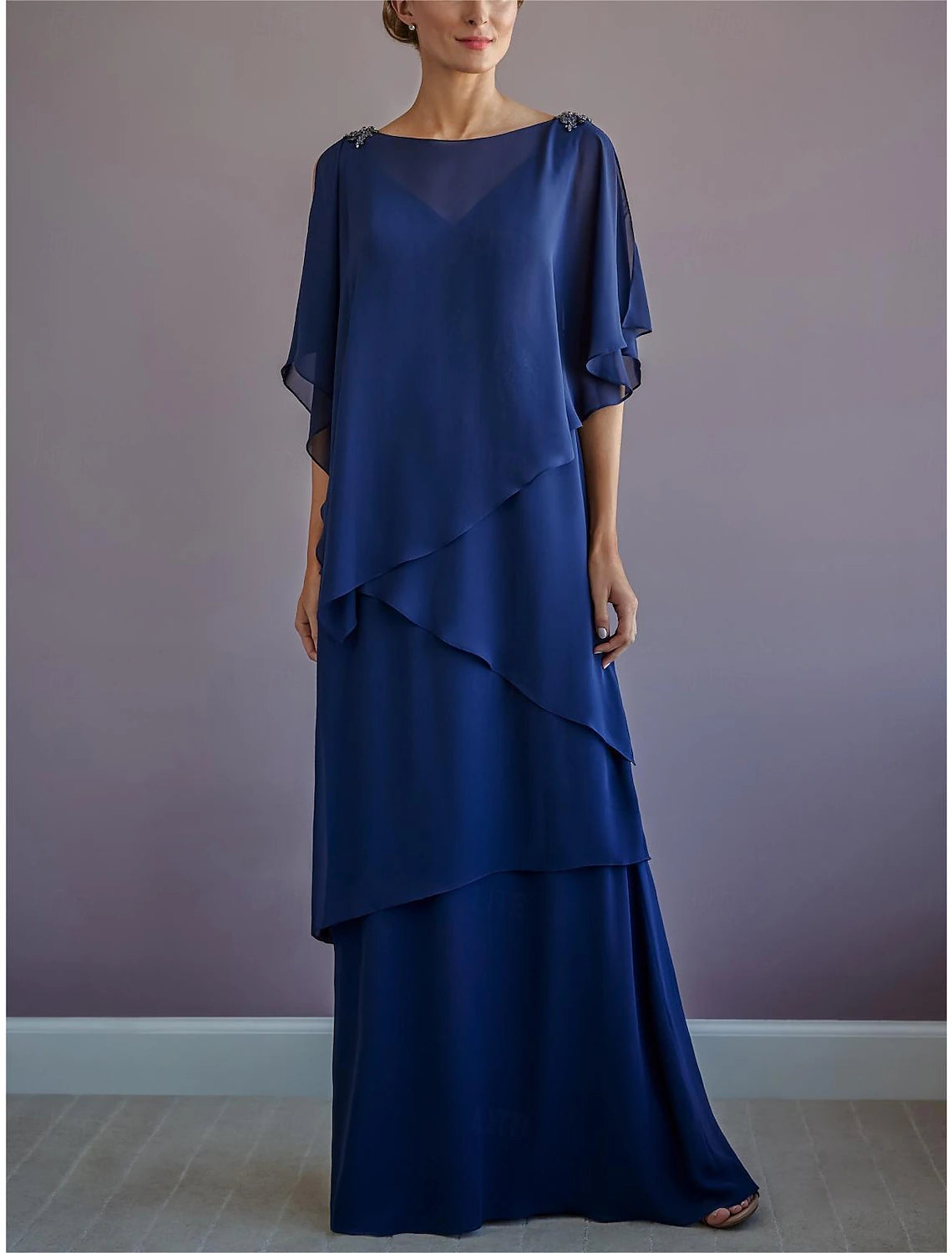 Abito da cerimonia per la madre della sposa, a trapezio, elegante, con scollo a barca, lunghezza al pavimento, in chiffon, mezza manica, con volant e drappeggio a strati