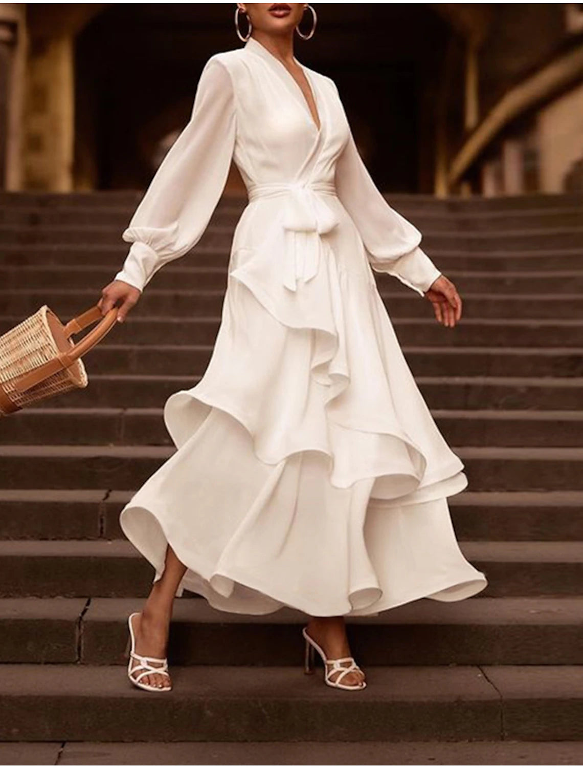 Abiti da sposa bianchi da ricevimento, abiti da sposa a trapezio, scollo a V, maniche lunghe, asimmetrici, in chiffon, con volant a cascata, tinta unita