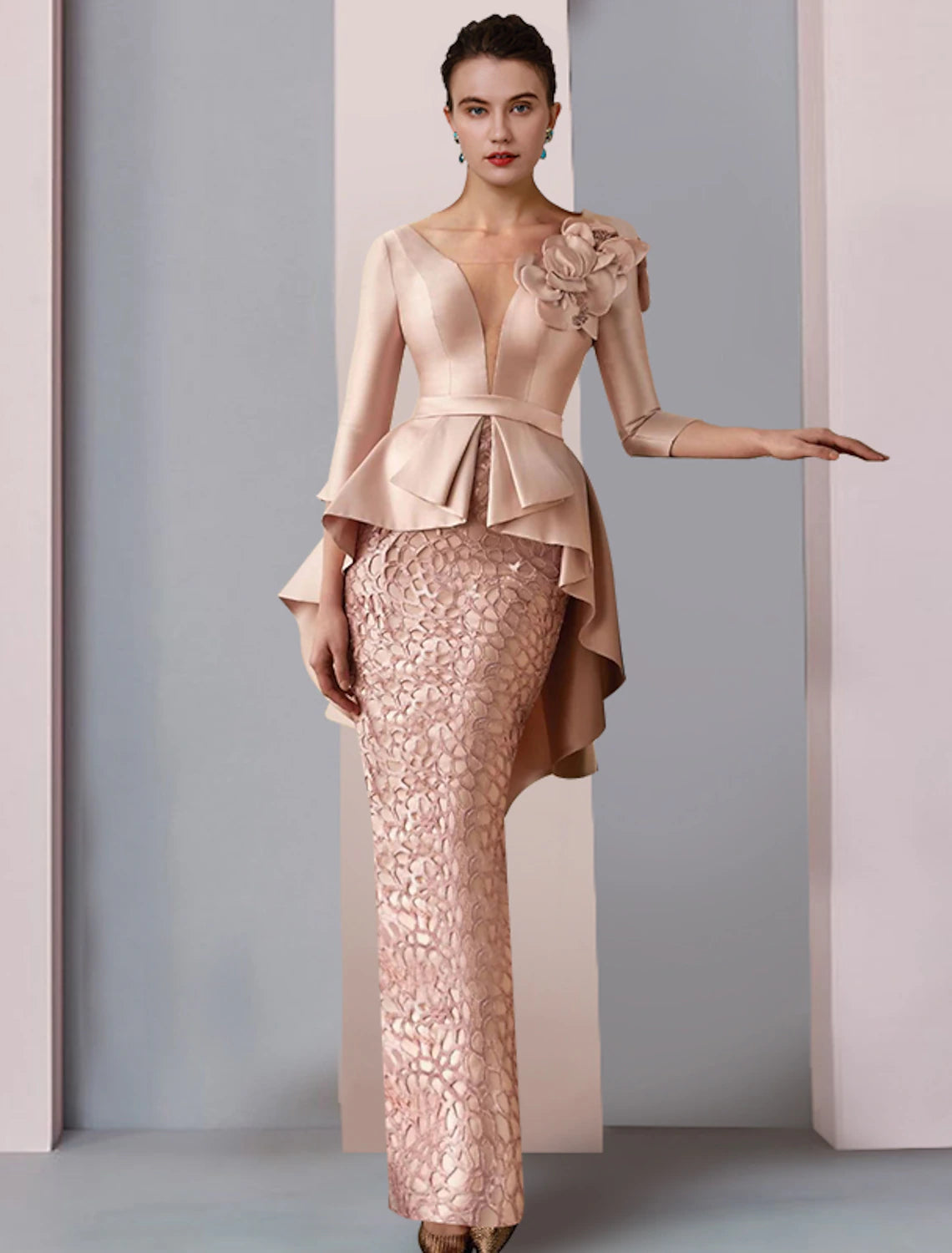 Vestido de madre de la novia con corte en forma de tubo/columna para invitados a bodas de otoño, elegante, escote en V, largo hasta el suelo, encaje satinado, manga 3/4 con apliques, volantes en cascada y flores.