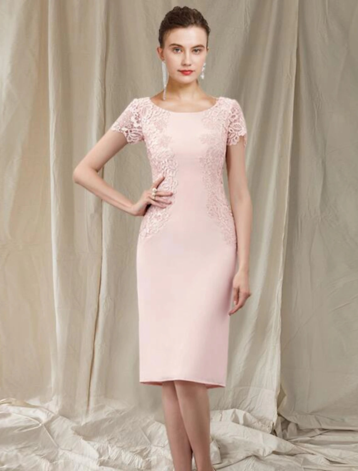 Vestido de madre de la novia con corte tubo/columna, elegante, escote joya, largo hasta la rodilla, tejido de encaje, manga corta con apliques