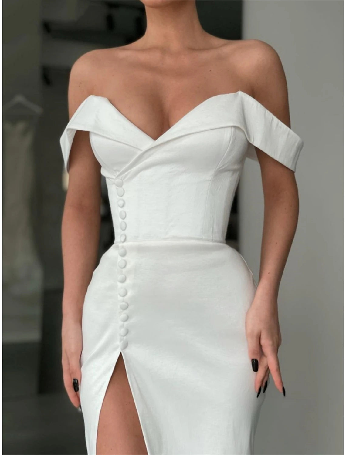 Abito da sera a trapezio, elegante, formale, con strascico, manica lunga, spalle scoperte, in raso, con bottoni, pieghe e spacco.