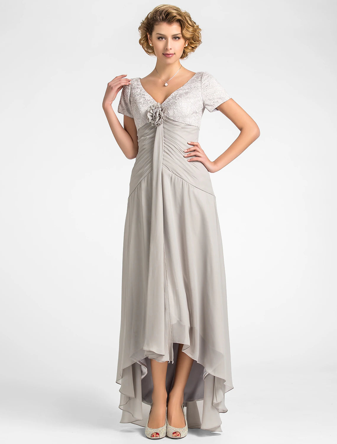 Abito da madre della sposa a trapezio con scollo a V asimmetrico, in chiffon, a maniche corte, con pieghe e fiori