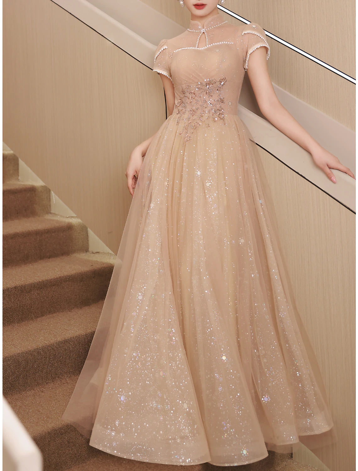 Vestido de noche corte A, brillante, de fiesta, de compromiso, largo hasta el suelo, manga corta, cuello alto, satén, con botones y perlas fruncidas.