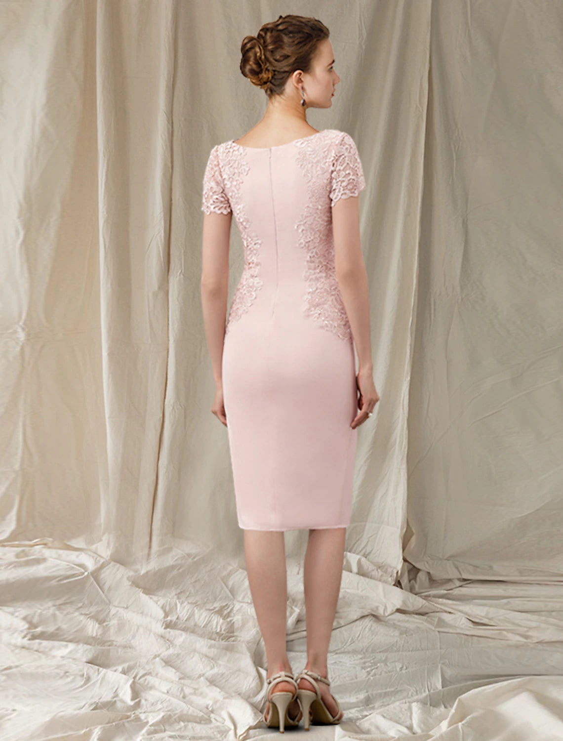 Vestido de madre de la novia con corte tubo/columna, elegante, escote joya, largo hasta la rodilla, tejido de encaje, manga corta con apliques