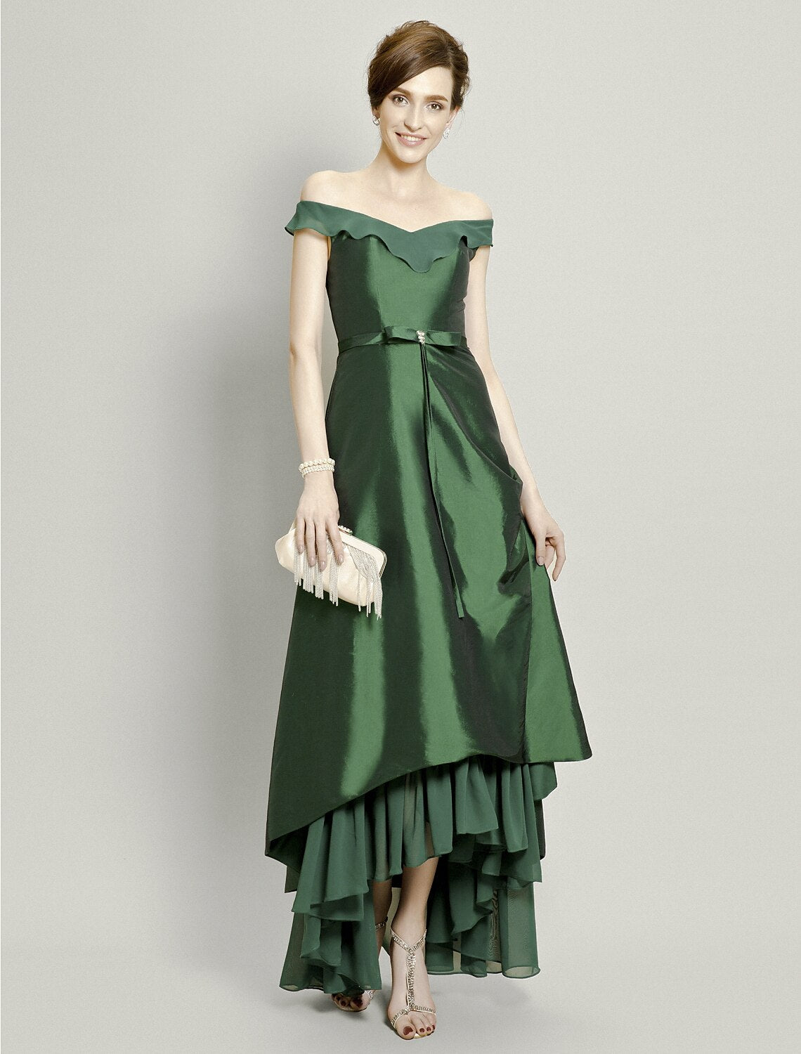 Abito da madre della sposa a trapezio, elegante, asimmetrico, in chiffon e taffetà, con spalle scoperte, maniche corte, gonna rialzata, fiocco/i e perline