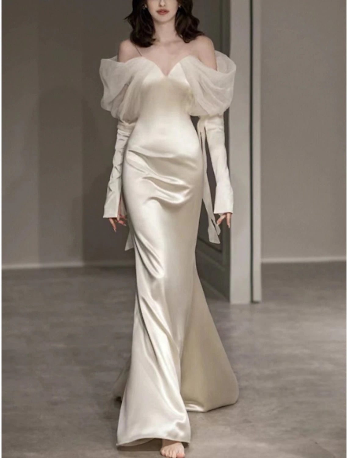 Vestido de noche elegante de sirena/trompeta, formal, de graduación, largo hasta el suelo, manga larga, escote corazón, satén italiano con botones y chal.