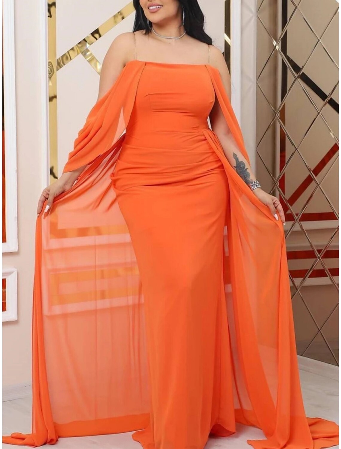 Vestido de noche elegante con corte en forma de columna, formal, con cola larga y sin mangas, de gasa y pliegues.