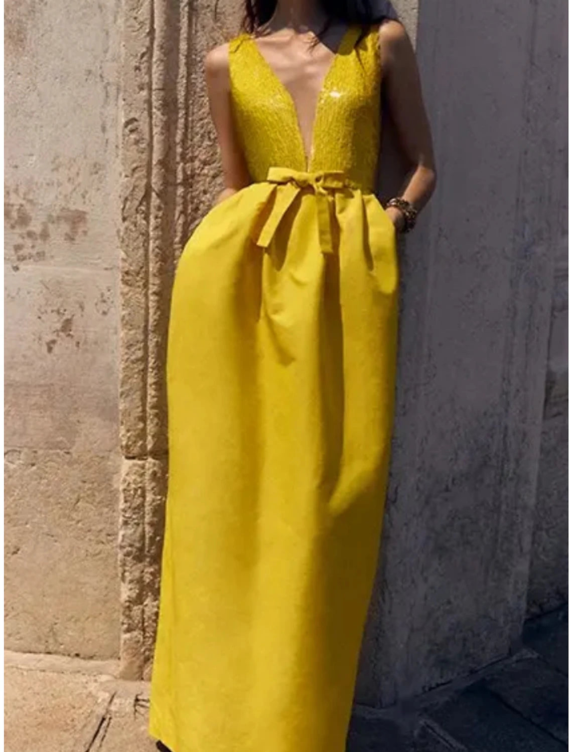 Abito da sera a trapezio, elegante, formale, lungo fino al pavimento, senza maniche, scollo a V, paillettes, fiocco/i, pieghe