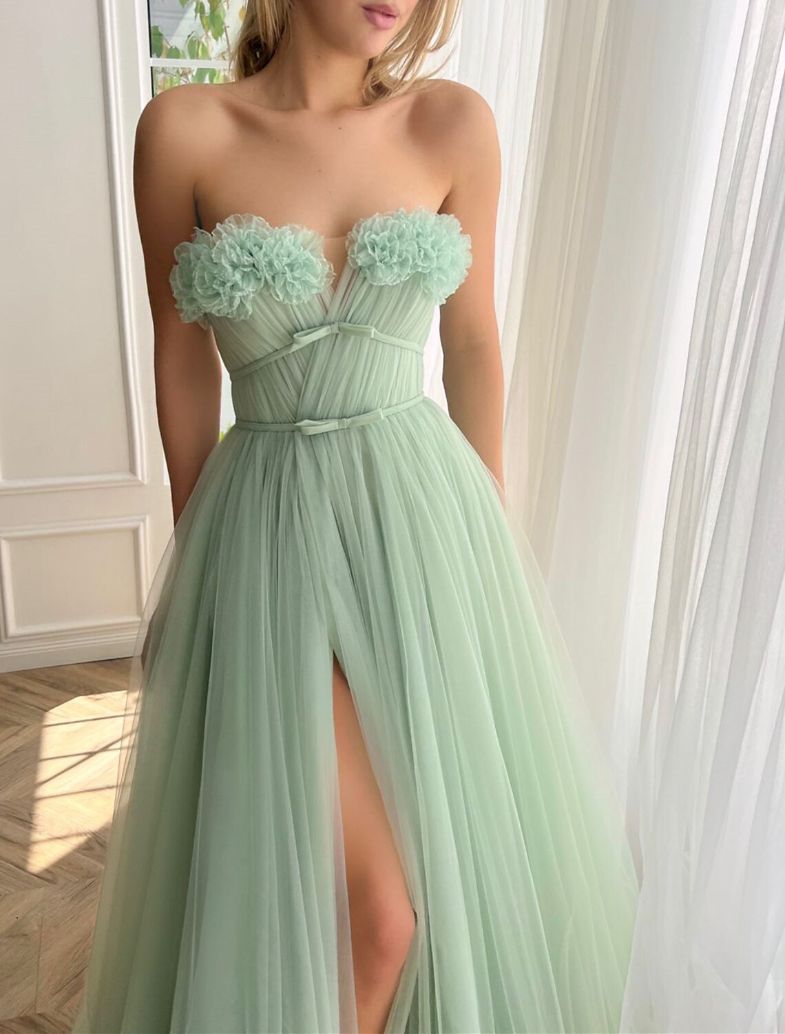 Vestido de noche de corte A, floral, para invitados de boda, formal, con cola, sin mangas, sin tirantes, de tul con lazo(s), abertura