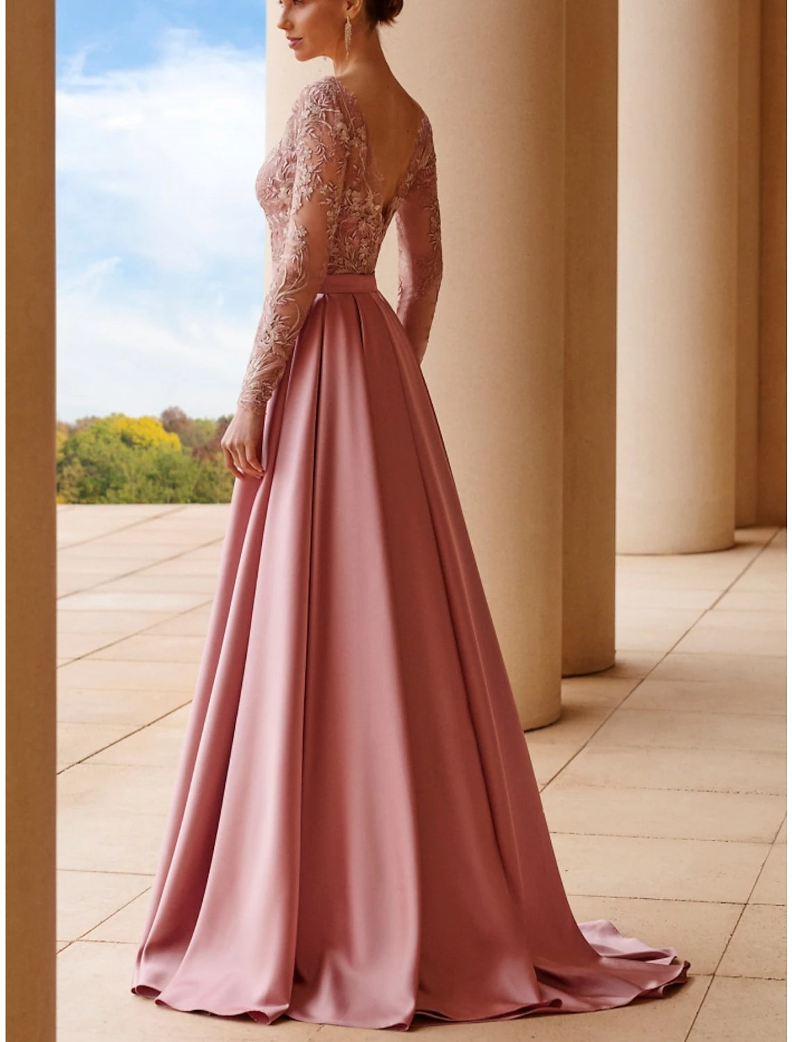 Abito da cerimonia per la madre della sposa, a trapezio, elegante, con scollo a barchetta, strascico a ruota, in raso, a maniche lunghe, con fascia in pizzo e arricciature a nastro