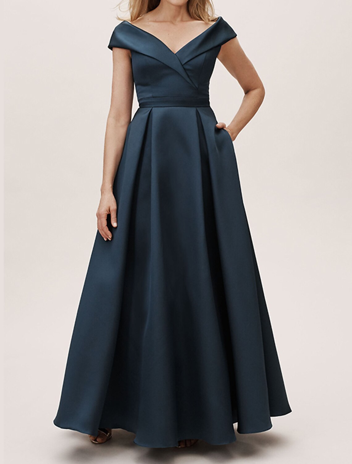 Abito da sera formale a trapezio, taglie forti, con spalle scoperte, manica corta, lunghezza al pavimento, in raso con pieghe e arricciature