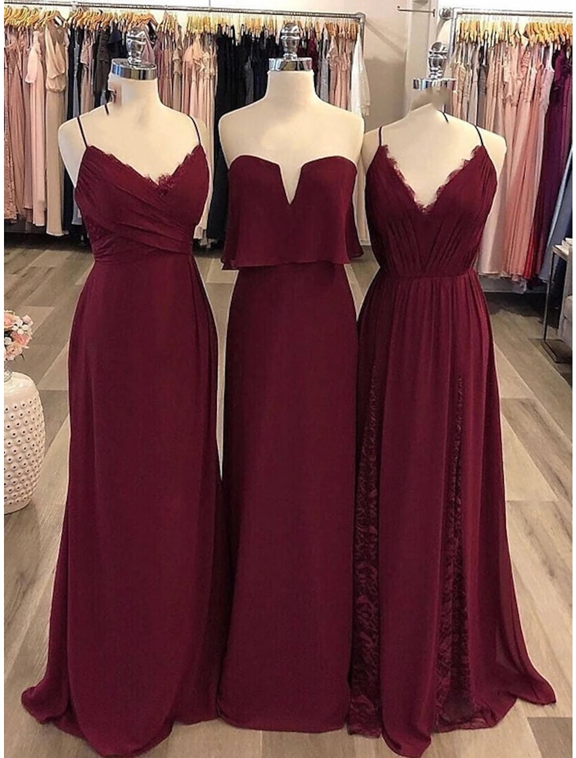 Abito da damigella d'onore a tubino/colonna, senza spalline/scollo a V, senza maniche, stile vintage, lunghezza pavimento, in chiffon con pizzo/arricciature