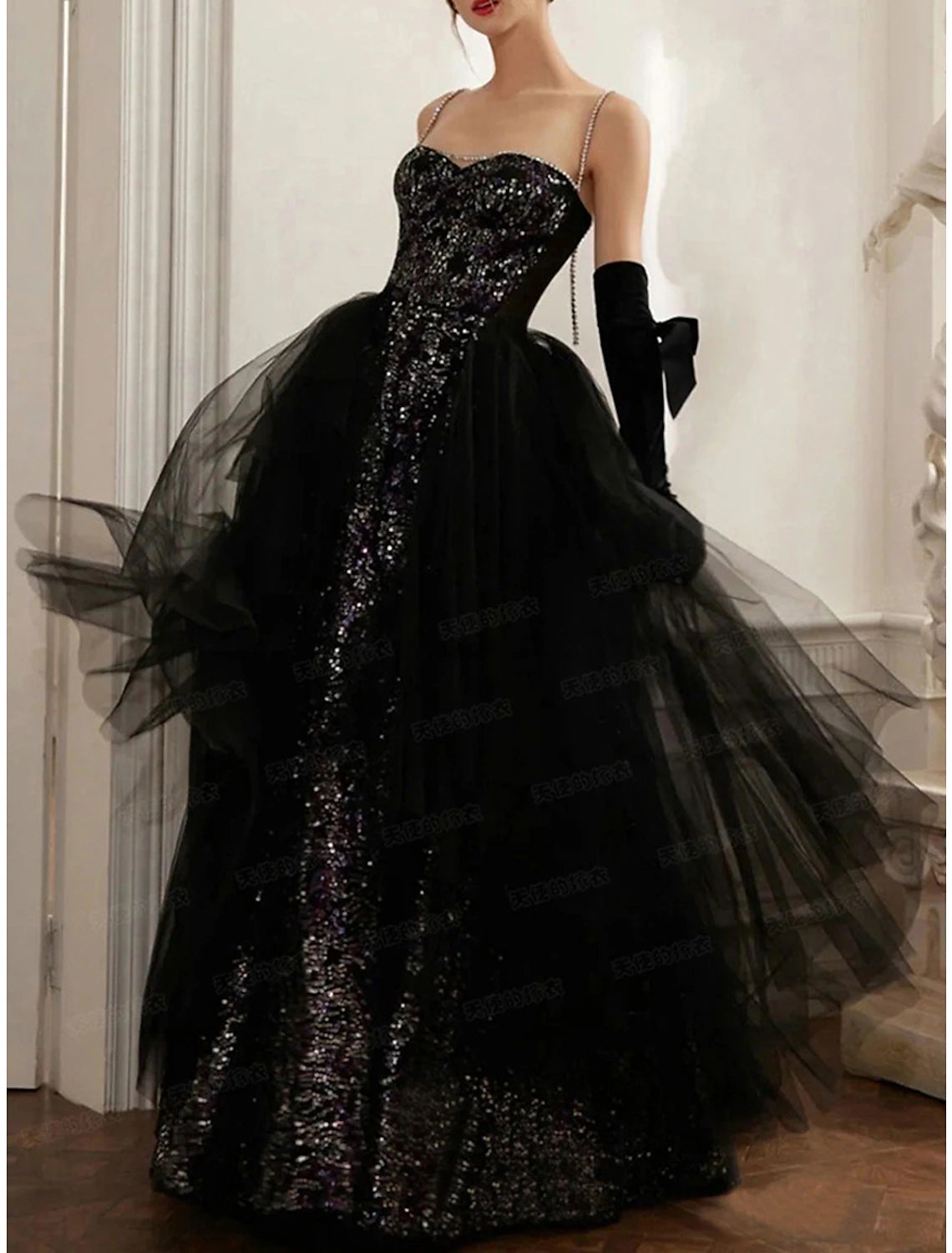 Abito da sera a trapezio, abito nero, abito scintillante e brillante, servizio fotografico per il ballo di fine anno, lungo fino al pavimento, senza maniche, senza spalline, con paillettes