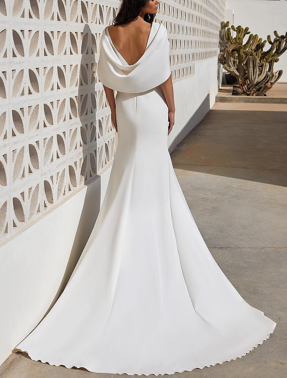 Vestidos de novia formales de playa, corte A, escote en V, manga corta, cola larga, tela con fruncido en la parte delantera.