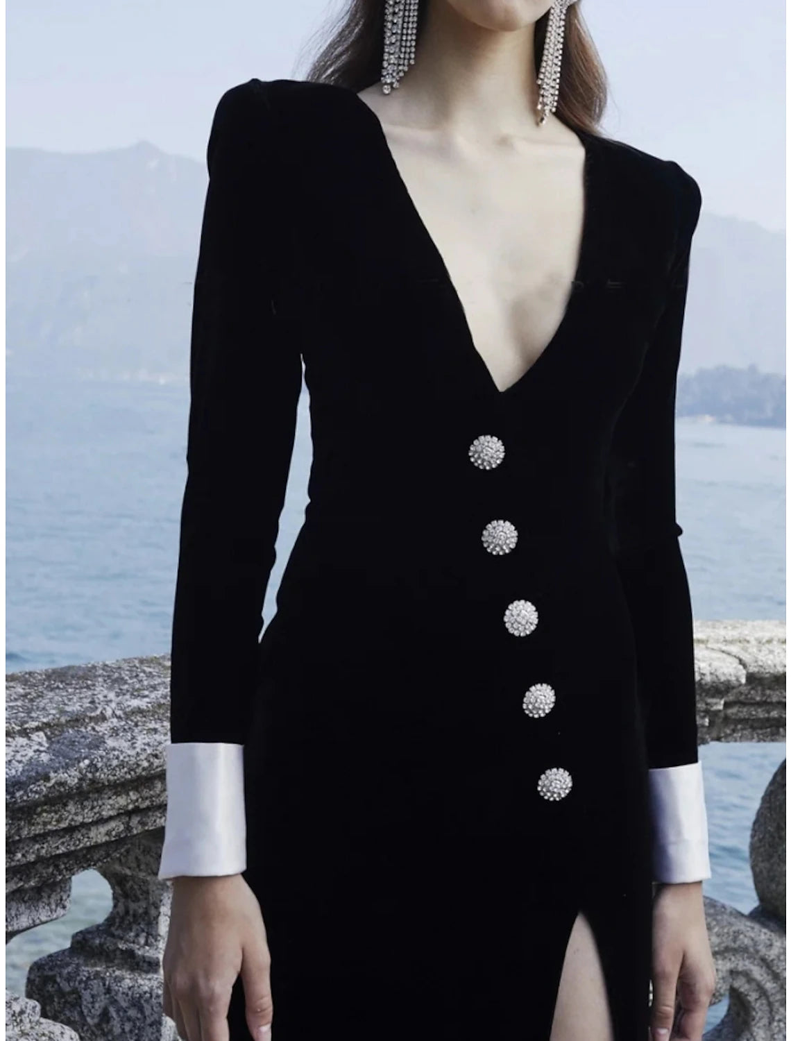 Abito da sera a trapezio, elegante, formale, nero, lungo, manica lunga, scollo a V, in velluto, con bottoni e spacco 2025