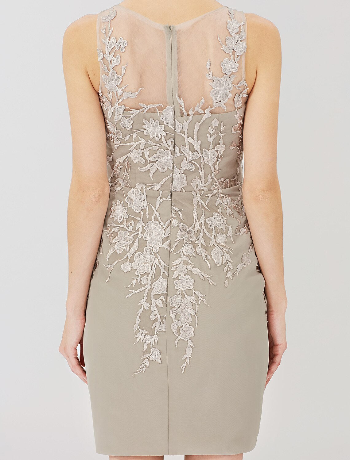 Vestido de madre de la novia con corte tubo/columna, formal, clásico y atemporal, elegante y lujoso, convertible, cuello ilusión, largo hasta la rodilla, gasa, encaje completo, manga larga con apliques