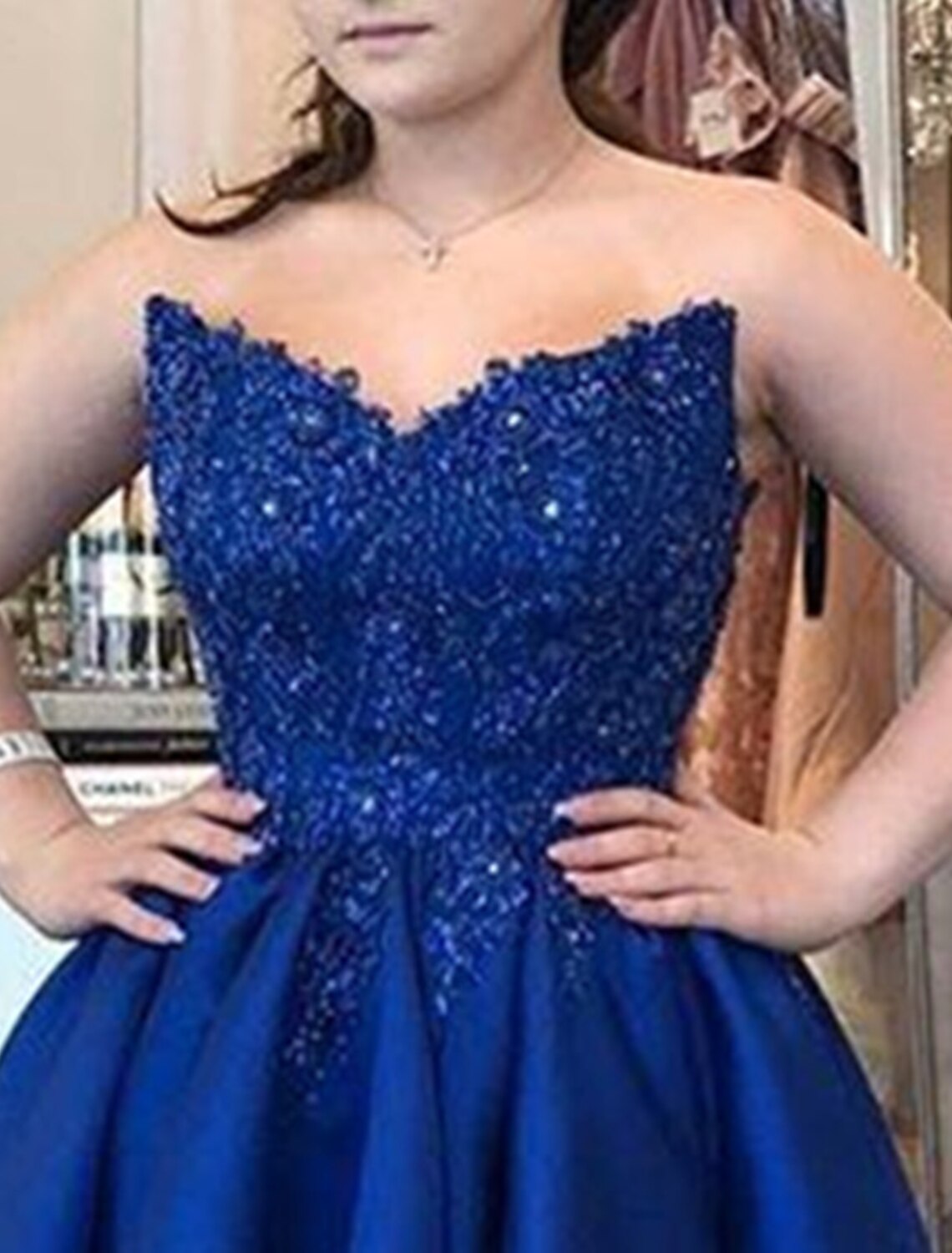 Abiti da ballo a trapezio, asimmetrici, senza maniche, senza spalline, in raso con applicazioni a pieghe, per feste e laurea