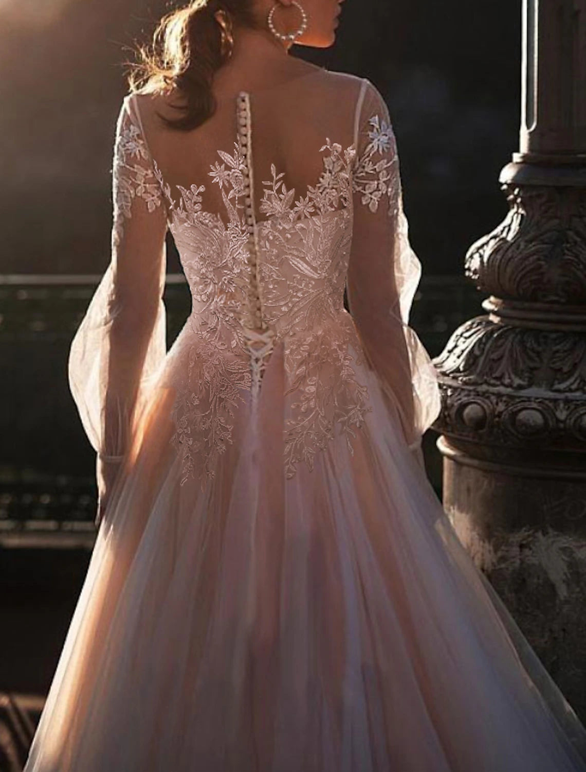 Vestidos de novia de playa a color, corte A, escote ilusión, manga larga, cola larga, encaje y apliques bordados.