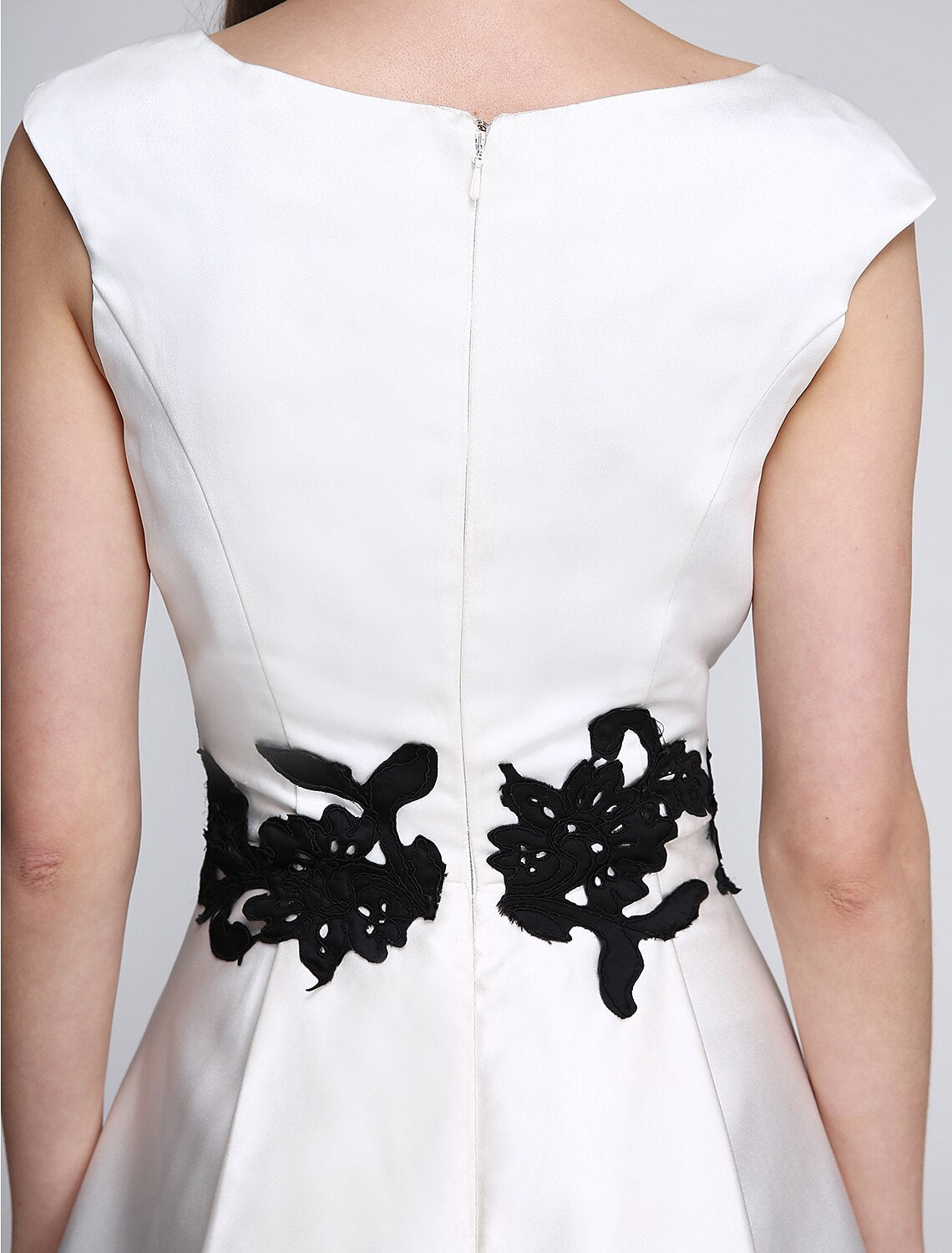 Abito a trapezio aderente e svasato, da cocktail, da ballo, lunghezza al ginocchio, senza maniche, scollo a V, in raso con applicazioni