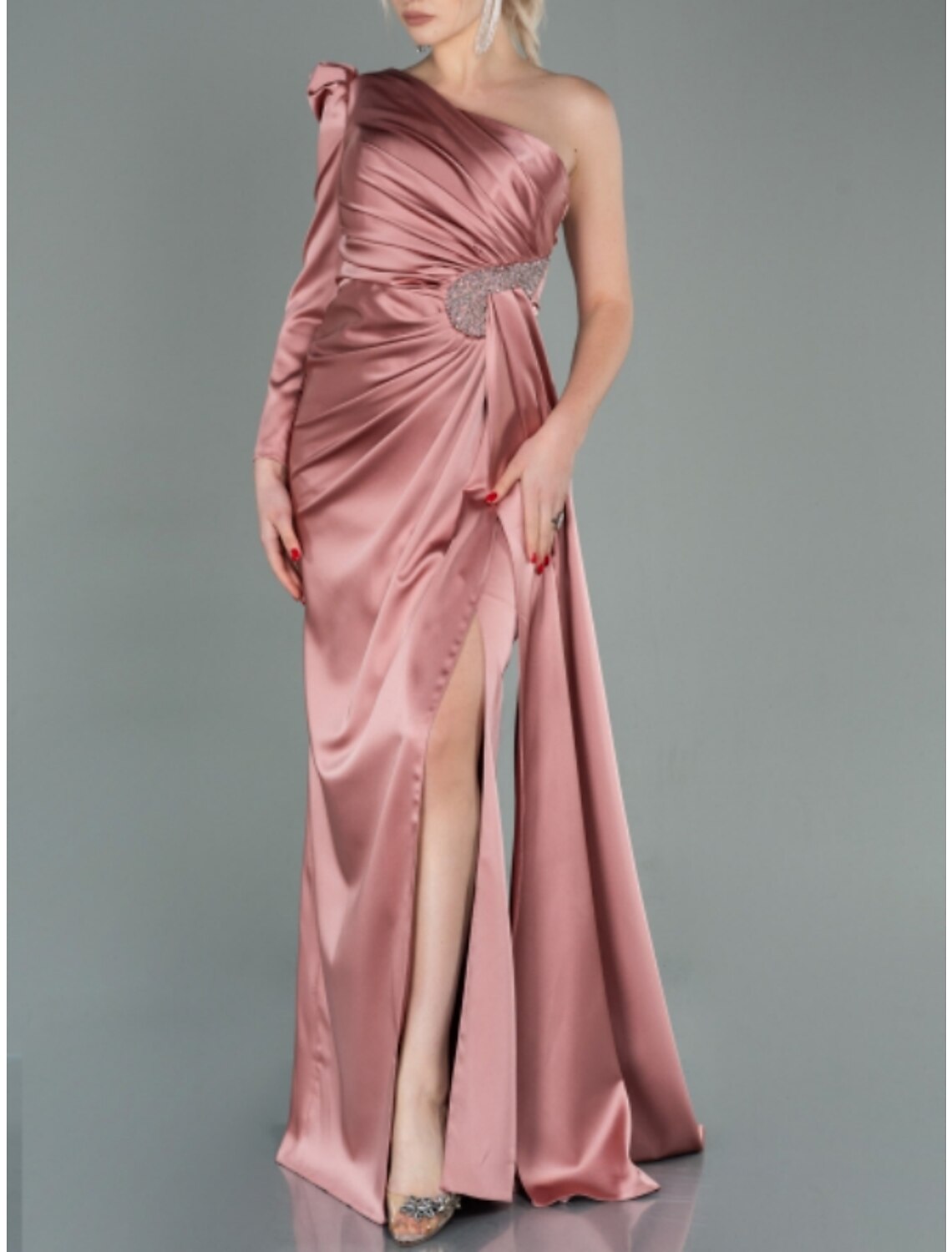 Abito da sera a trapezio, elegante, formale, autunnale, con strascico a ruota, manica lunga, monospalla, in raso con spacco in paillettes arricciate 2025