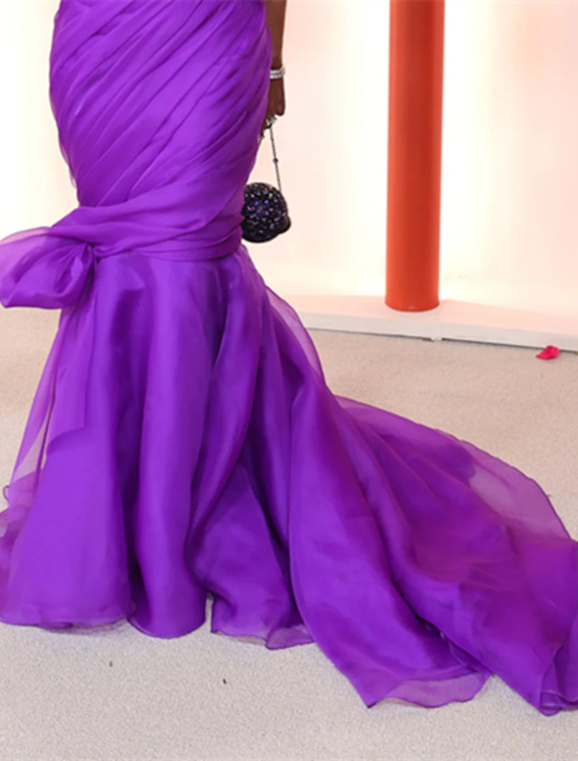 Vestido de noche estilo sirena/trompeta, estilo celebridad, formal, de etiqueta, con cola de corte, sin mangas, un hombro, de organza con fruncido.