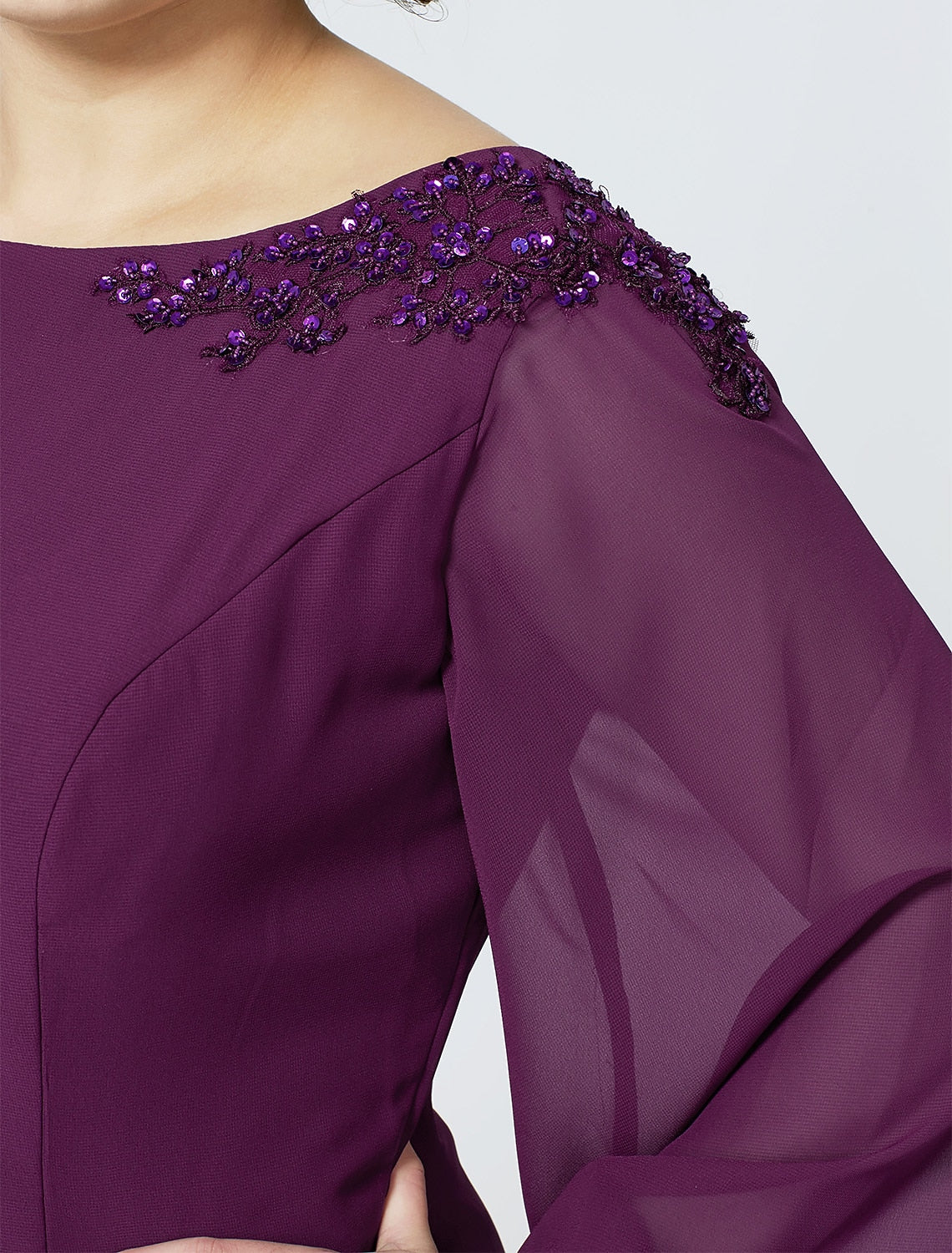 Vestido de madre de la novia con corte tubo/columna, formal, clásico y atemporal, elegante y lujoso, talla grande, escote barco, largo hasta el suelo, gasa, manga larga, sin mangas, con apliques de cuentas